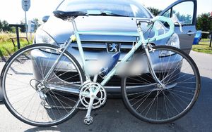 zdjęcie przedstawia rower i samochód który brał udział we wczorajszym zdarzeniu w Pałecznicy Kolonii