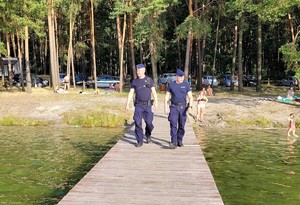 policjanci patrol pieszy na molo