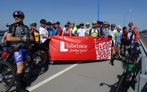 zdjęcie rowerzystów na moście