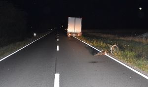 widok drogi w porze nocnej, przewróconego roweru a za nim na poboczu samochód dostawczy iveco.