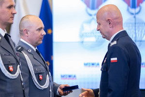aspirant Mariusz Andrzejewski przyjmuje gratulacje od Komendanta Głównego Policji gen. insp. Jarosława Szymczyka