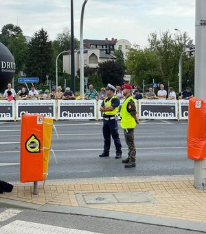 policjant i inny mundurowy stoją na drodze