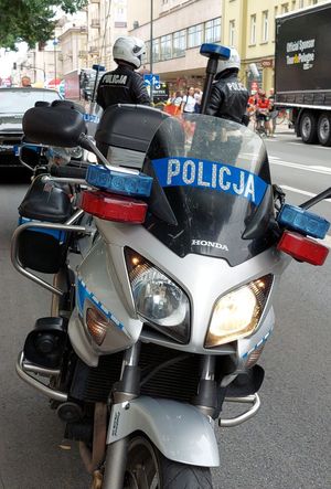 policyjne motocykle na drodze