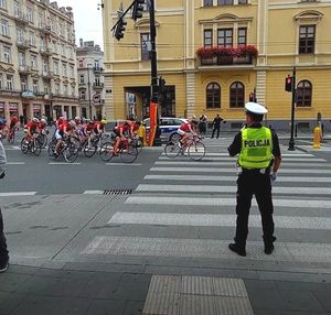 policjant na tle wyścigu kolarskiego
