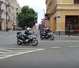 policjanci na motocyklach jadą przez Lublin
