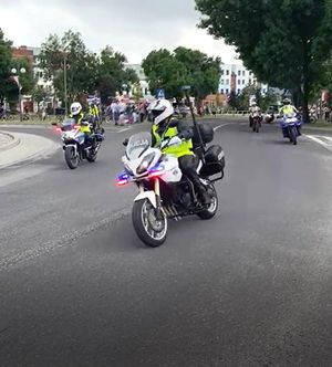 pilotaż peletonu przez policyjne motocykle