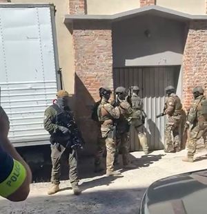policjanci siłowo wchodzą do budynku