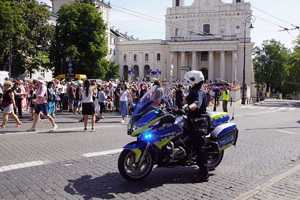 policjant na motocyklu, w tle widać pielgrzymów
