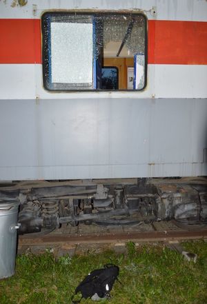 wagon pocztowy z wybitym oknem