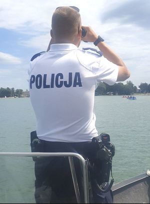 policjant na jeziorze patroluje akwen