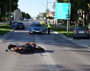 Wypadek w Zamościu. Przewrócony motocykl, pojazdy i radiowóz