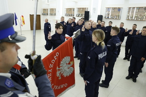 Zdjęcie wykonane z perspektywy ptasiej na którym widać ślubujących policjantów na Sztandar Komendy Wojewódzkiej Policji w Lublinie.