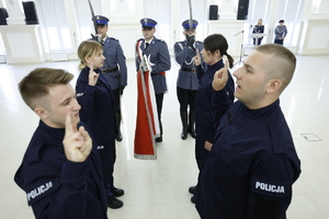 W pierwszym planie zdjęcia widzimy młodych funkcjonariuszy ślubujących na Sztandar Komendy Wojewódzkiej Policji w Lublinie.