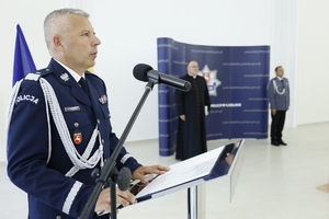 Zdjęcie przedstawia Komendanta Wojewódzkiego Policji w Lublinie nadinspektora Artura Bieleckiego który wypowiada dla młodych funkcjonariuszy rotę ślubowania.