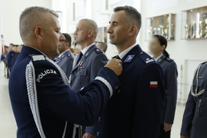 Komendant Wojewódzki Policji w Lublinie wręcza odznaczenie policjantowi i gratuluje.
