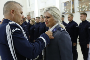 Komendant Wojewódzki Policji w Lublinie wręcza odznaczenie policjantowi i gratuluje wstąpienia do służby.