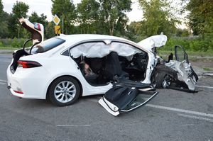rozbita biała toyota na jezdni w wyniku wypadku