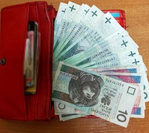 portfel z zawartością pieniędzy i dokumentów