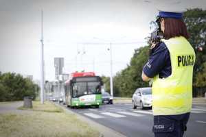 policjantka mierzy prędkość pojazdów