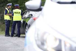 policjantki kontrolują pojazd