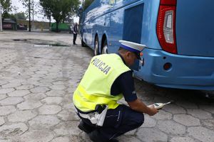 policjant bada poziom hałasu autokaru