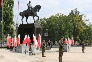 warta honorowa pod pomnikiem Marszałka Piłsudskiego