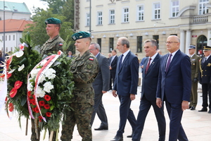 kwiaty składają włodarze miasta i województwa