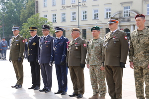 kwiaty składają służby mundurowe