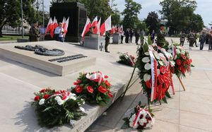 wiązanki na pomniku