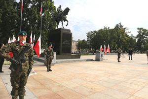 warta honorowa przed pomnikiem Marszałka