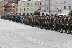 stojący w szeregu wojskowi