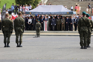 wojewoda podczas przemowy, wojskowi