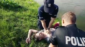 Policjanci reanimują mężczyznę który wpadł do wody.