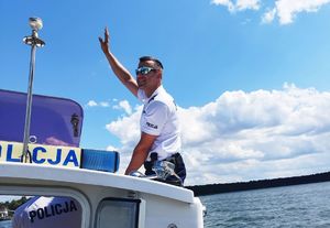 policjant na łodzi