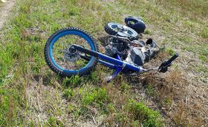Uszkodzony motocykl leży na polu