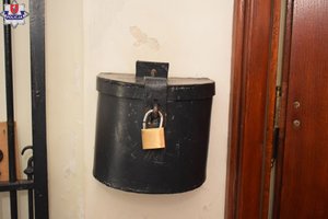 puszka z uszkodzoną kłódką