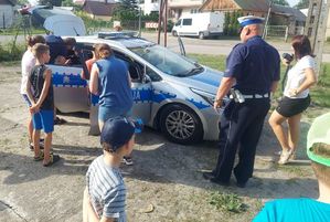 policjANT PODCZAS SPOTKANIA Z UCZESTNIKAMI PIKNIKU