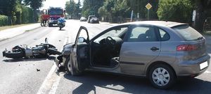 Uszkodzony samochód osobowi i motocykl znajdują się na jezdni