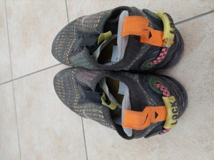 zabezpieczone sportowe kolorowe obuwie sprawcy