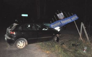 uszkodzony pojazd po uderzeniu w znak