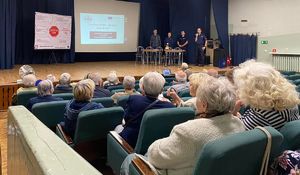 wykład dla seniorów na sali kinowej