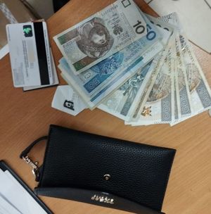 portfel, pieniądze karta płatnicza na stoliku