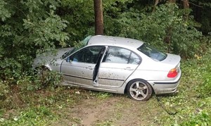 samochód marki BMW uderzył w dzrewo