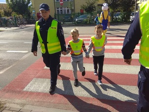 policjanci i dzieci na przejściu dla pieszych