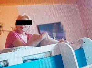 poszukiwana kobieta siedzi na łóżku piętrowym