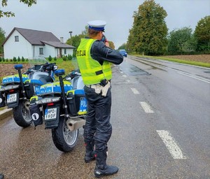 policjant mierzy prędkość pojazdu