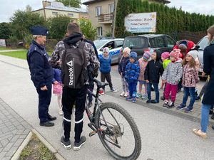 policjantka, dzieci i rowerzysta