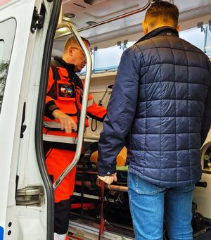 ratownik medyczny podczas instruktażu