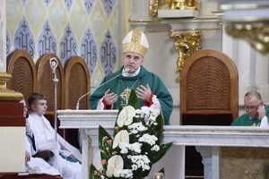 biskup odprawia mszę