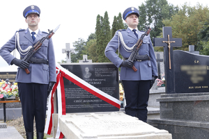 Zdjęcie na którym widać policjantów z warty honorowej przy grobie zamordowanego policjanta  w 1927 roku.